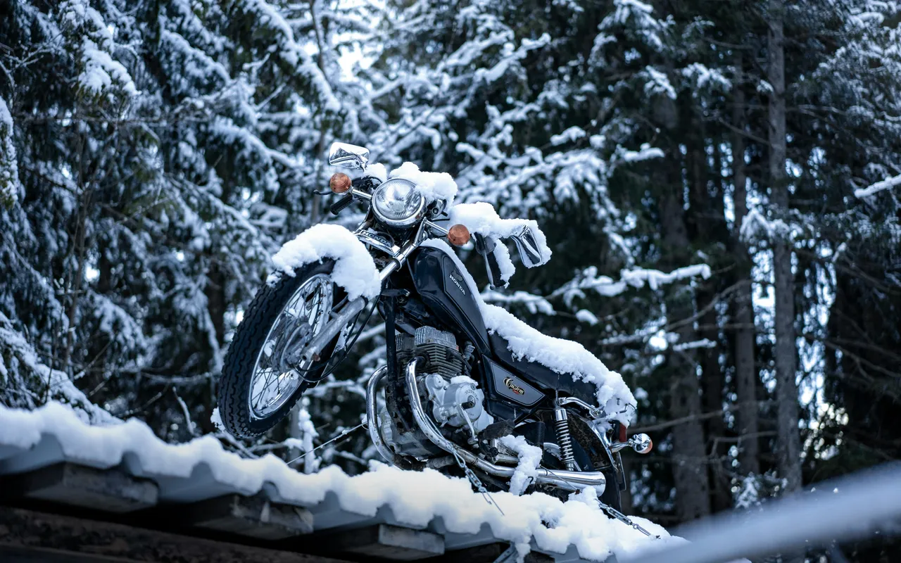 Préparer et stocker sa batterie moto pour l'hiver sans la ruiner
