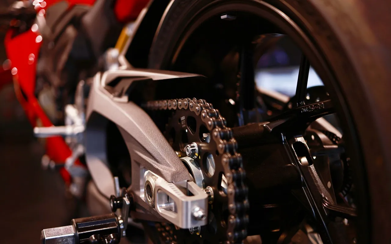 Comment bien nettoyer sa chaîne moto sans l'abîmer ?