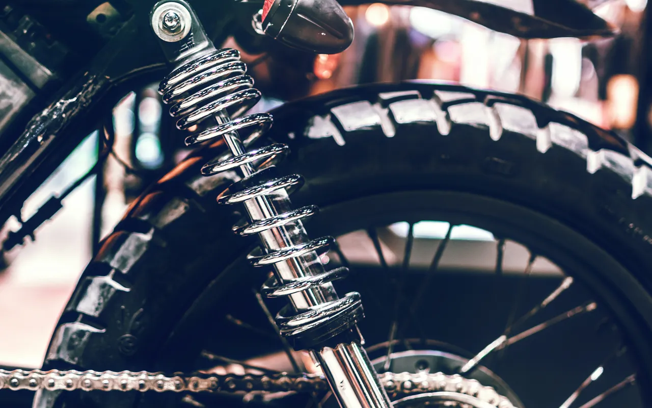 Suspension moto mal réglée : pourquoi votre moto tient moins bien la route que vous ne le croyez