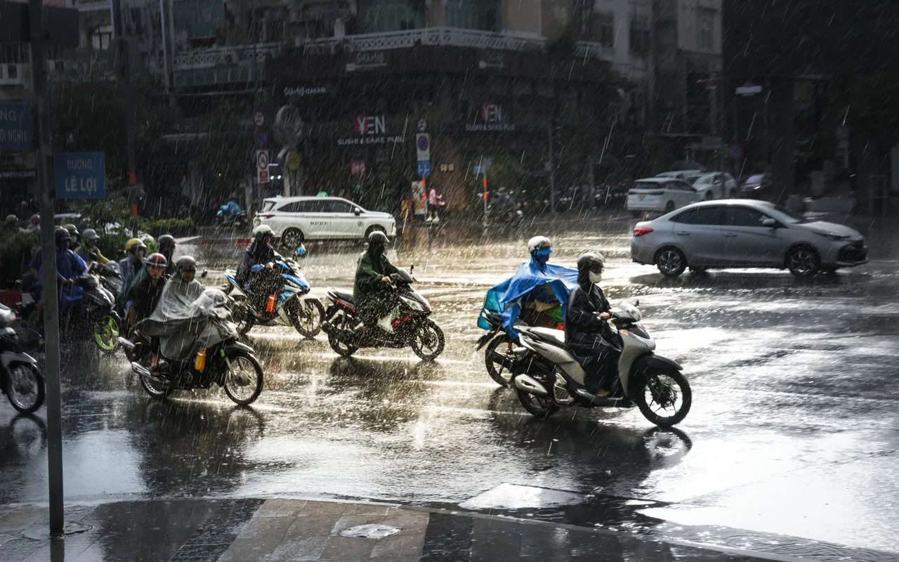 Les vêtements moto imperméable protection pluie méritent mieux qu'un simple sur-pantalon jetable