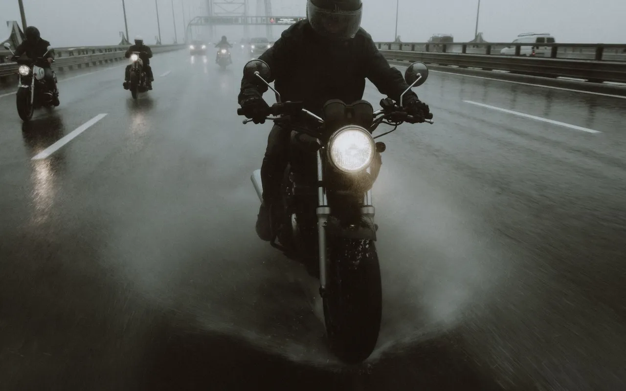 Les vêtements moto imperméable protection pluie méritent mieux qu'un simple sur-pantalon jetable